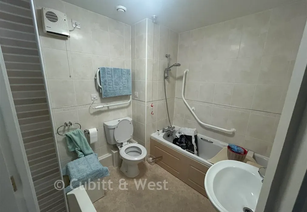 Bathroom - Kings Road, Horsham, West Sussex - Wards of Kent