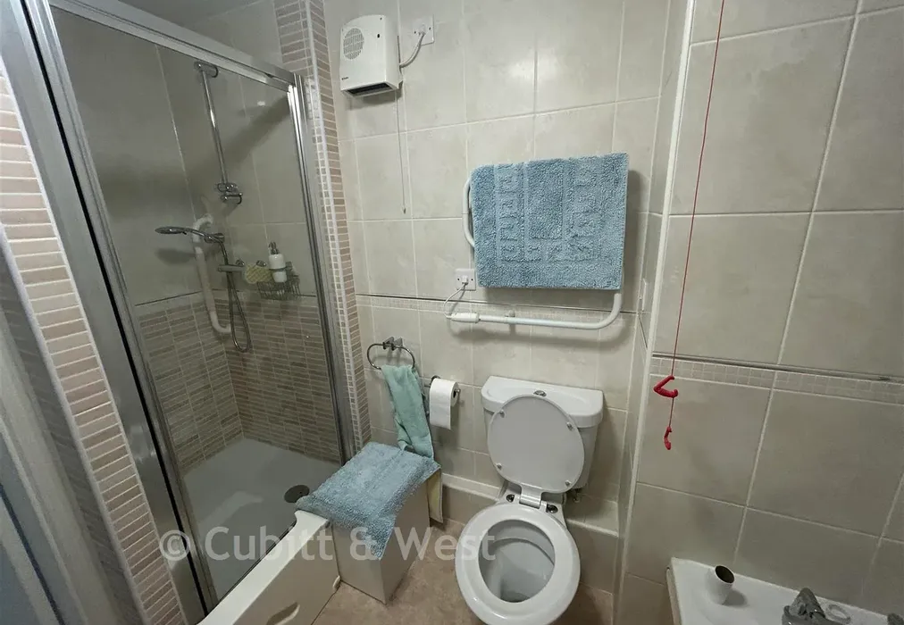 Bathroom - Kings Road, Horsham, West Sussex - Wards of Kent