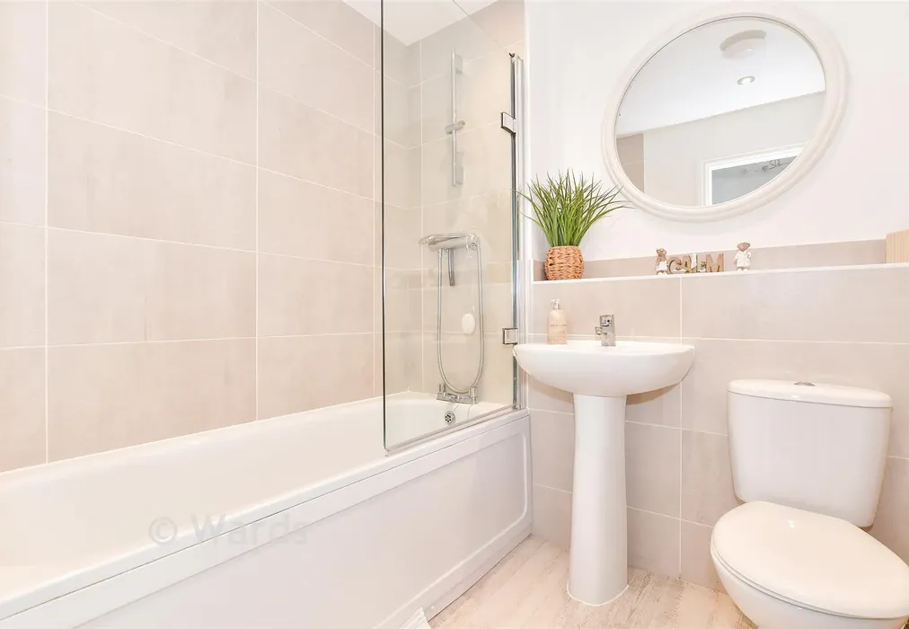 Bathroom - Edmett Way, Maidstone, Kent - Wards of Kent