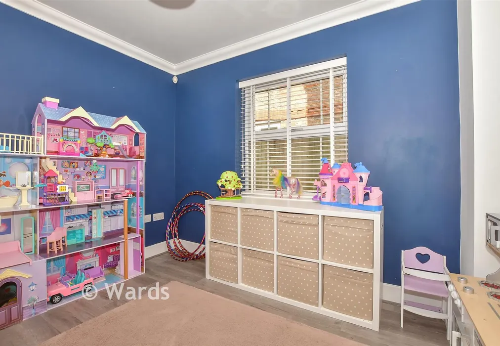Family Room - Quindell Place, Kings Hill, Kent - Wards of Kent