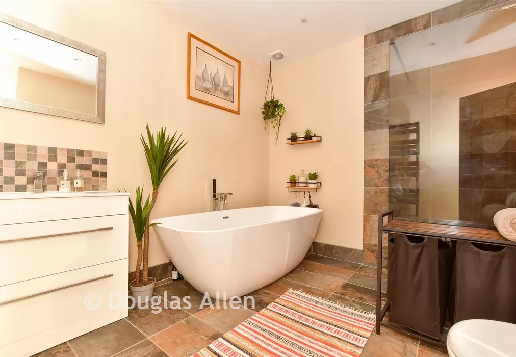 En-Suite - Church End Lane, Runwell, Wickford, Essex - Wards of Kent