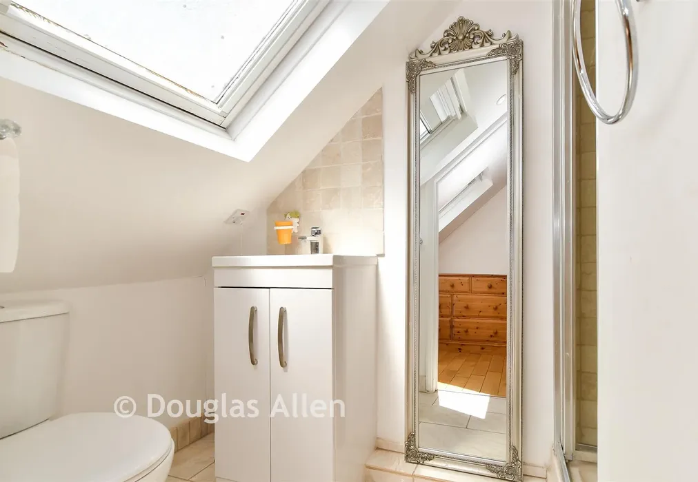 En-Suite - Church End Lane, Runwell, Wickford, Essex - Wards of Kent