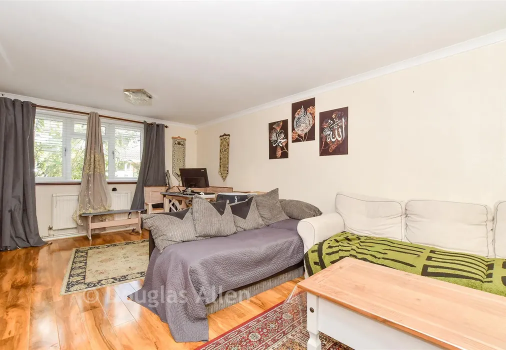 Lounge - Victoria Road, Laindon, Basildon, Essex - Wards of Kent