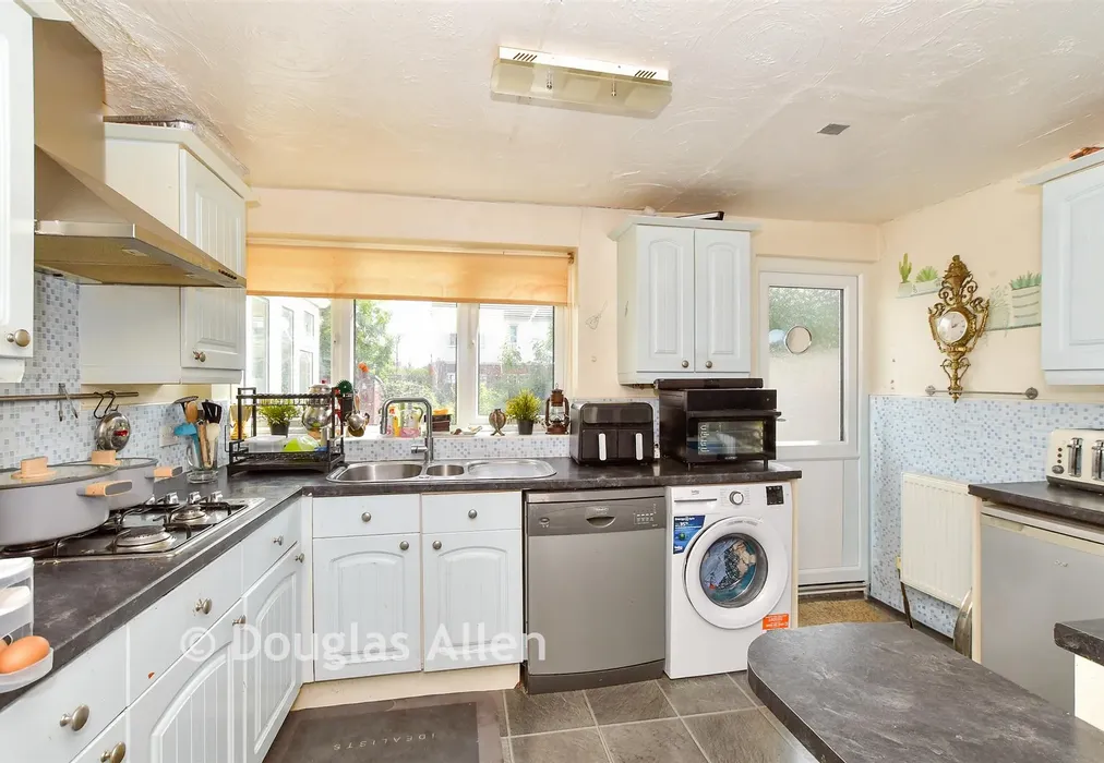 Kitchen - Victoria Road, Laindon, Basildon, Essex - Wards of Kent