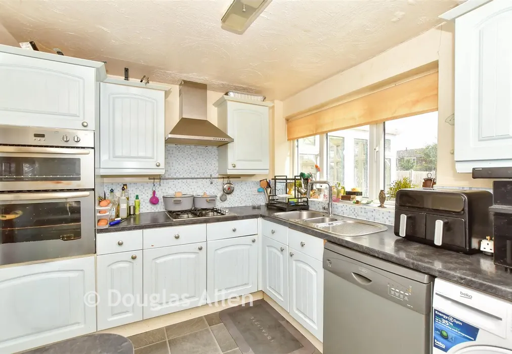 Kitchen - Victoria Road, Laindon, Basildon, Essex - Wards of Kent
