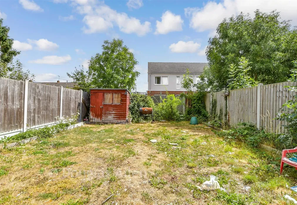 Rear Garden - Victoria Road, Laindon, Basildon, Essex - Wards of Kent