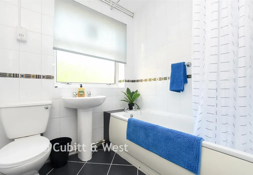 Bathroom - Tupwood Lane, Caterham, Surrey - Wards of Kent