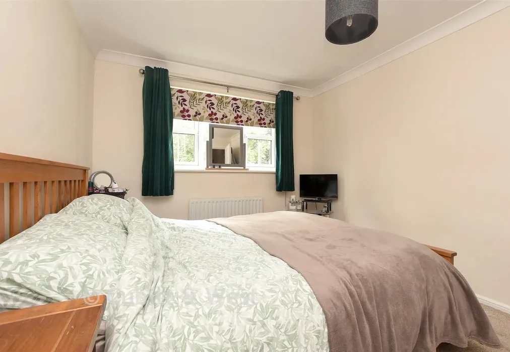 Bedroom 1 - Stafford Rise, Caterham, Surrey - Wards of Kent