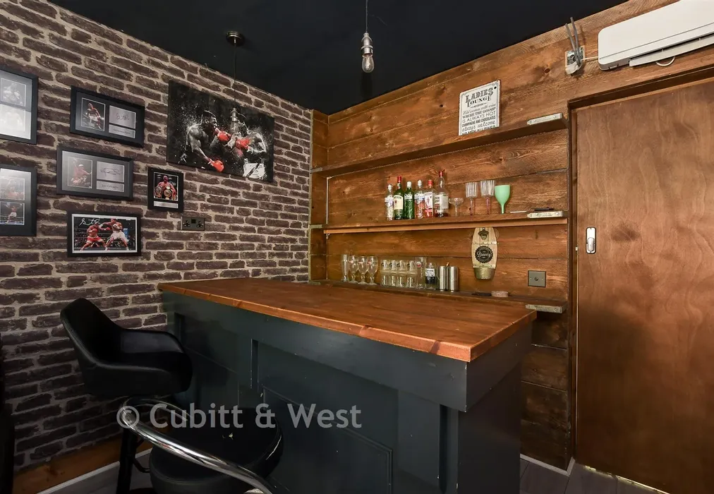 Bar - Johns Walk, Whyteleafe, Surrey - Wards of Kent