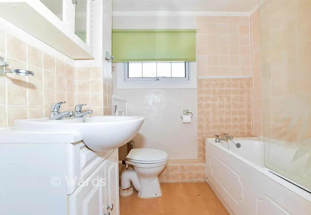 Bathroom - Beaufort Walk, Maidstone, Kent - Wards of Kent