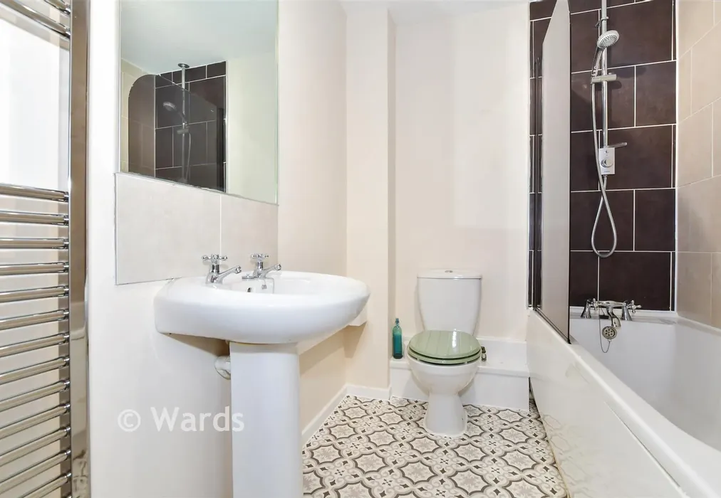 Bathroom - Bargrove Road, Vinters Park, Maidstone, Kent - Wards of Kent