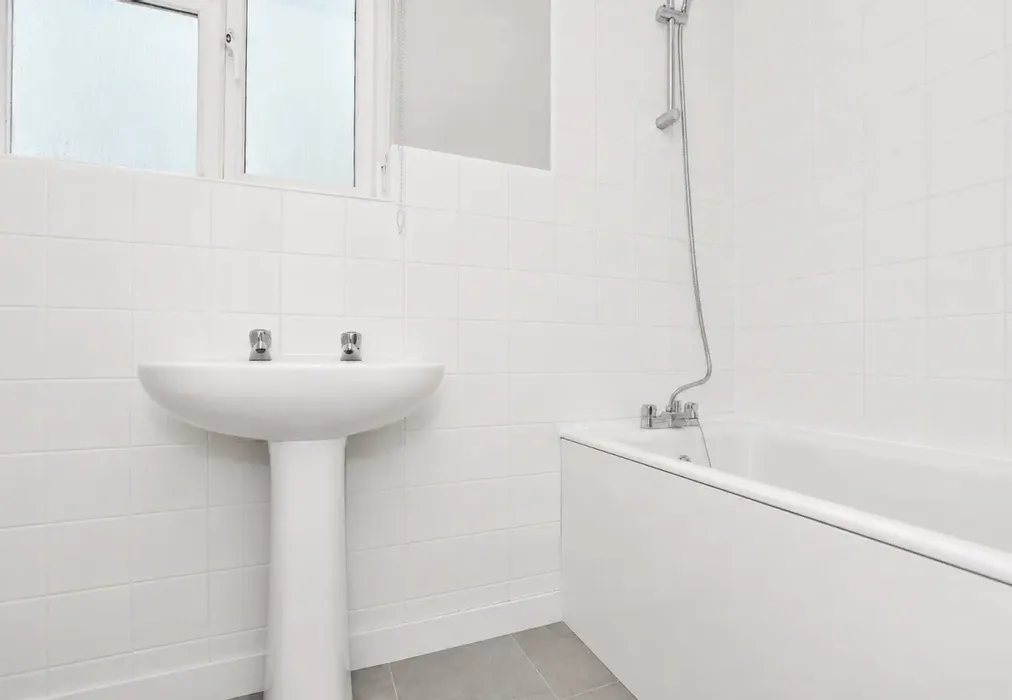 Bathroom - DEPOSIT ALTERNATIVE AVAILABLE, High Street, TN22 - Wards of Kent