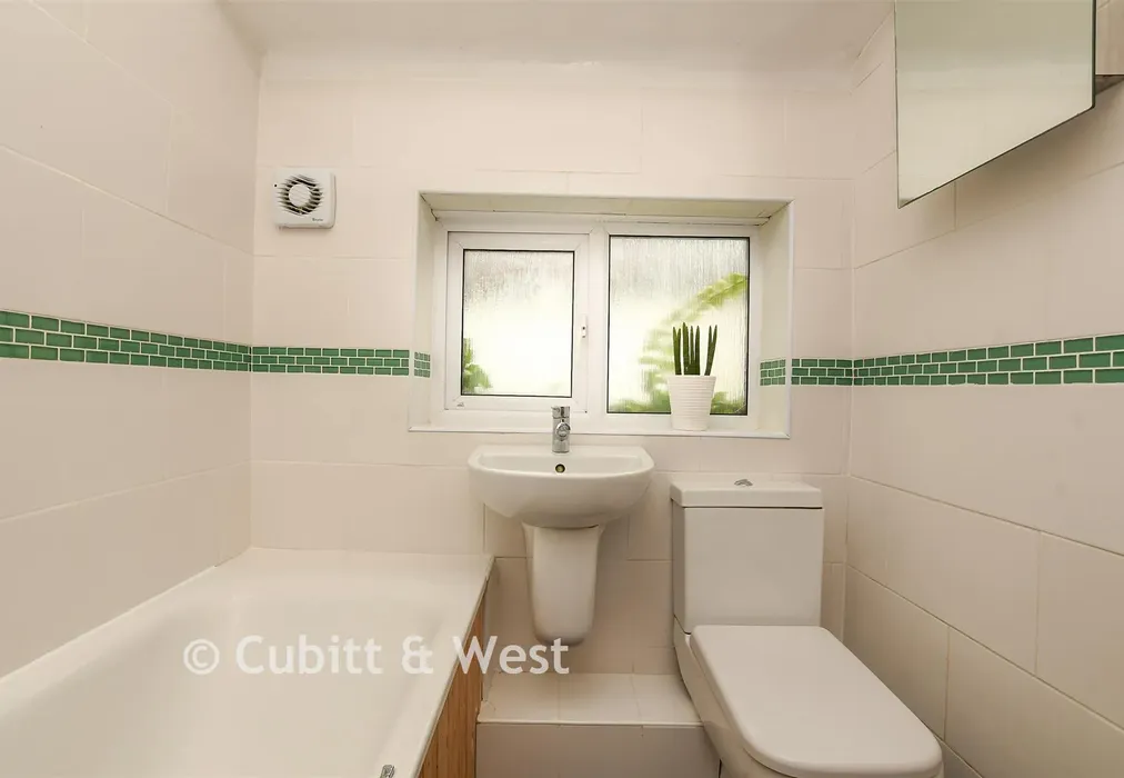Bathroom - Linnell Road, Redhill, Surrey - Wards of Kent