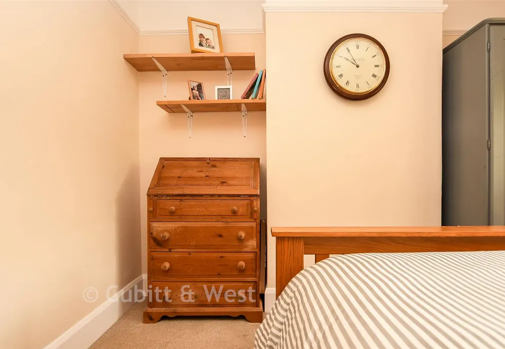 Internal Lifestyle Photograph - Linnell Road, Redhill, Surrey - Wards of Kent