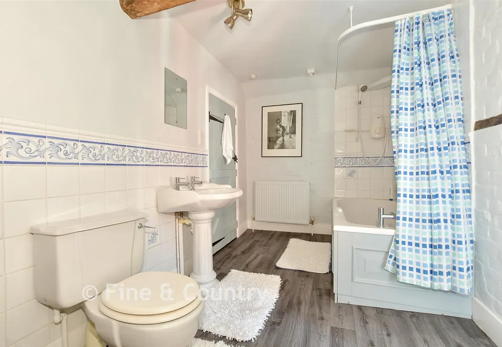 Jack And Jill Bathroom - Grove, Grove, Kent - Wards of Kent