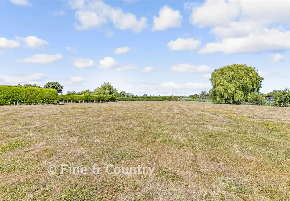 Side Garden - Grove, Grove, Kent - Wards of Kent