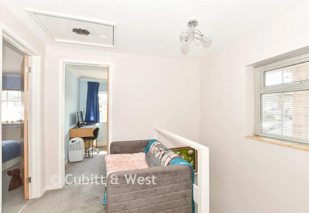 Landing - Parkway, Pound Hill, Crawley, West Sussex - Wards of Kent