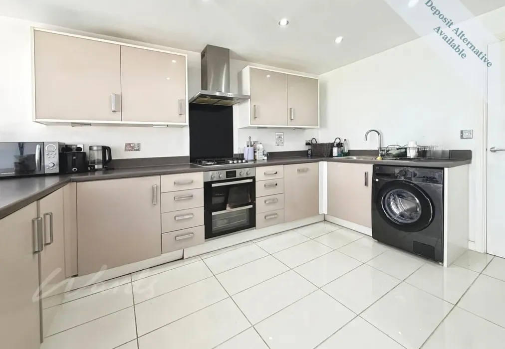 Kitchen. - Southfields Green Gravesend DA11 - Wards of Kent