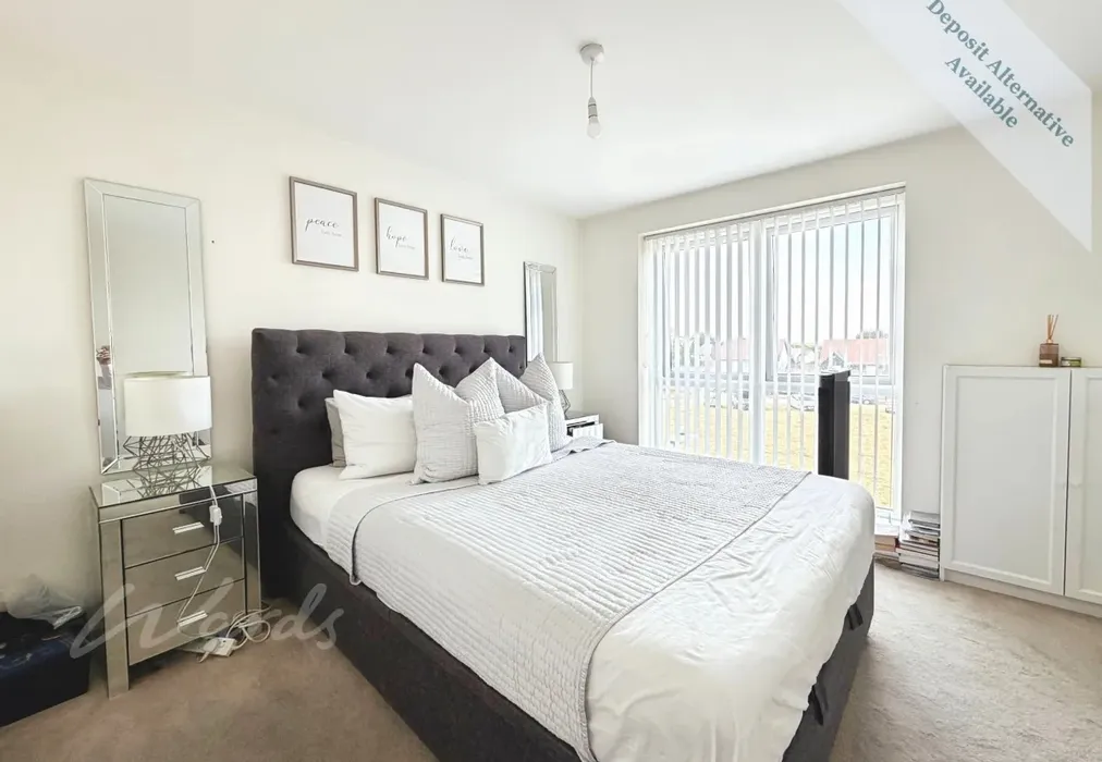 Bedroom 1 - Southfields Green Gravesend DA11 - Wards of Kent