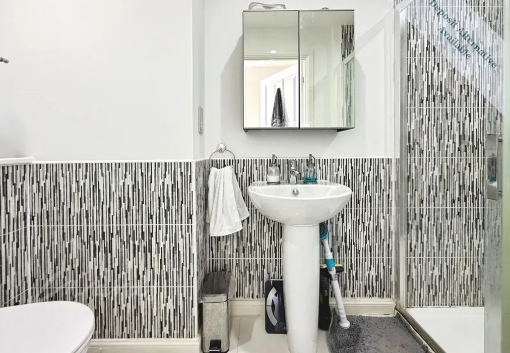 En-suite - Southfields Green Gravesend DA11 - Wards of Kent