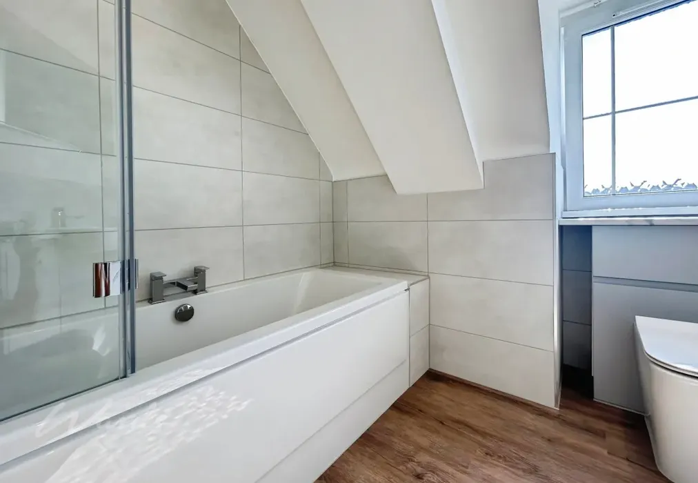 en suite shower - Wincliff Road Tonbridge TN9 - Wards of Kent