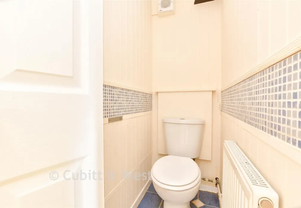Separate Toilet - Basinghall Gardens, South Sutton, Surrey - Wards of Kent