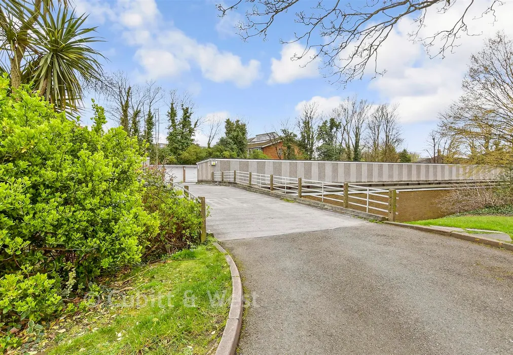 Garage - Basinghall Gardens, South Sutton, Surrey - Wards of Kent