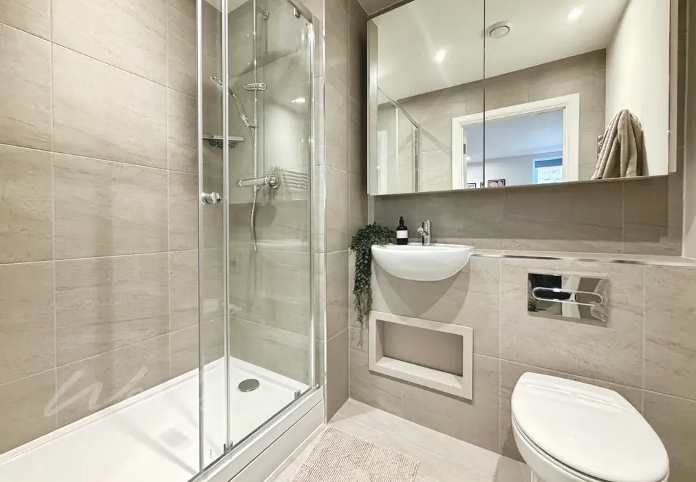 En-suite - Truman Way Dartford DA1 - Wards of Kent