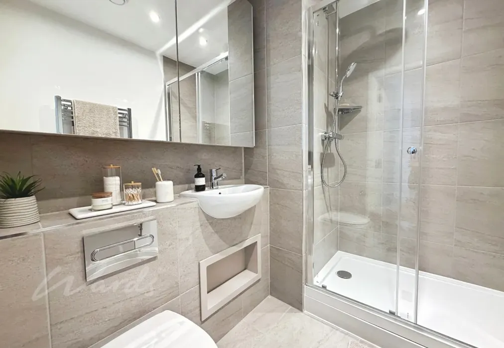 En-suite - Truman Way Dartford DA1 - Wards of Kent