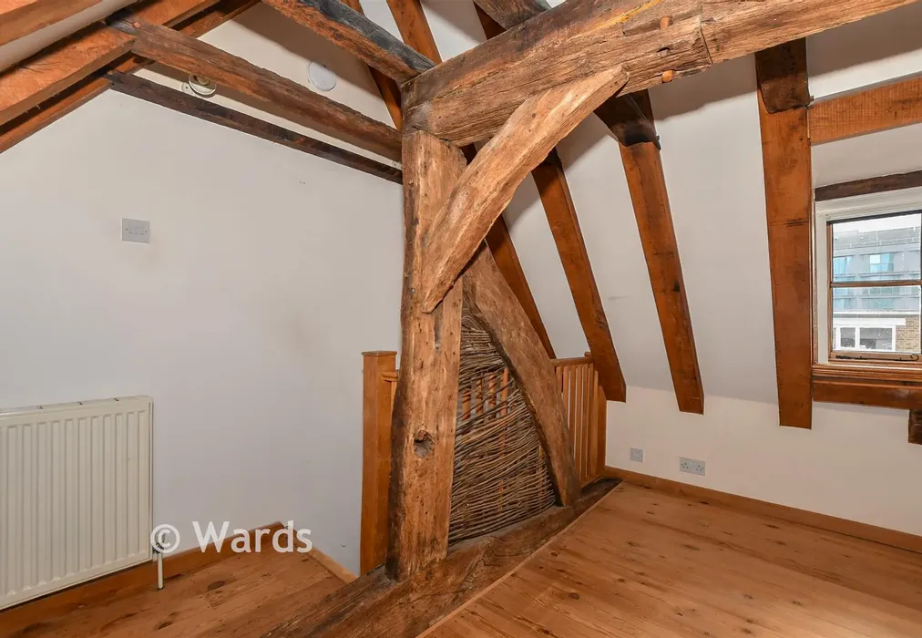 Bedroom 1 - Churchyard, Ashford, Kent - Wards of Kent