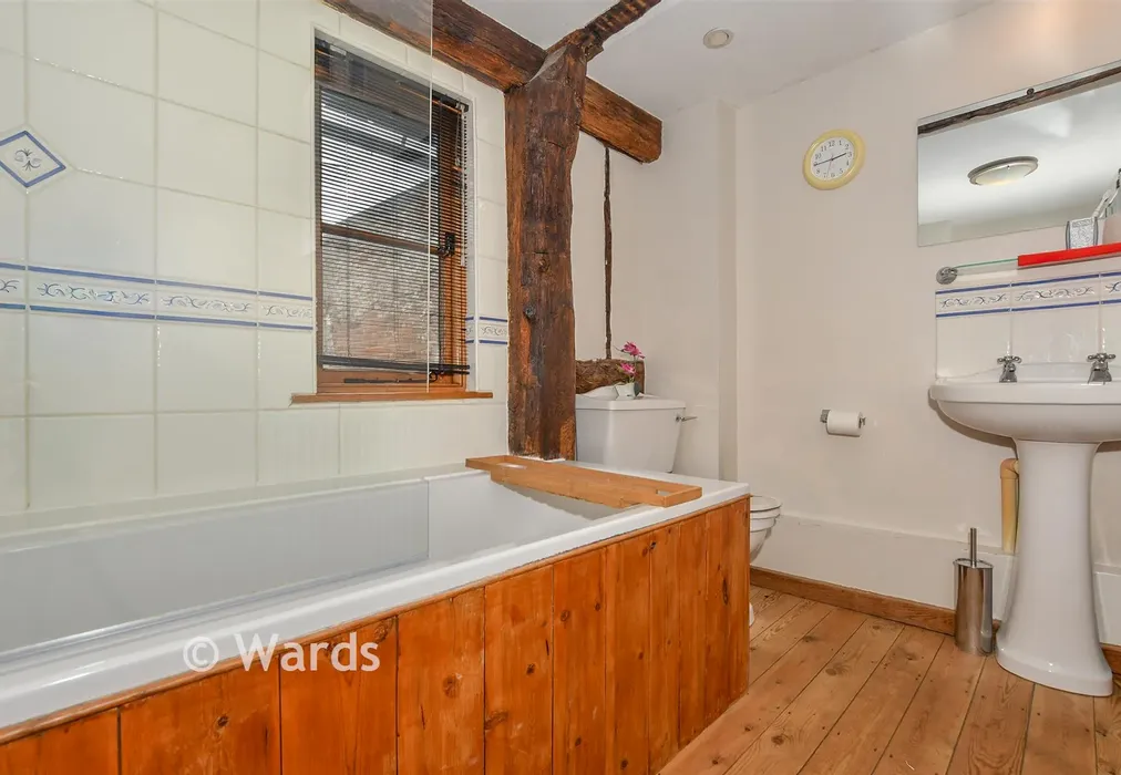 Bathroom - Churchyard, Ashford, Kent - Wards of Kent