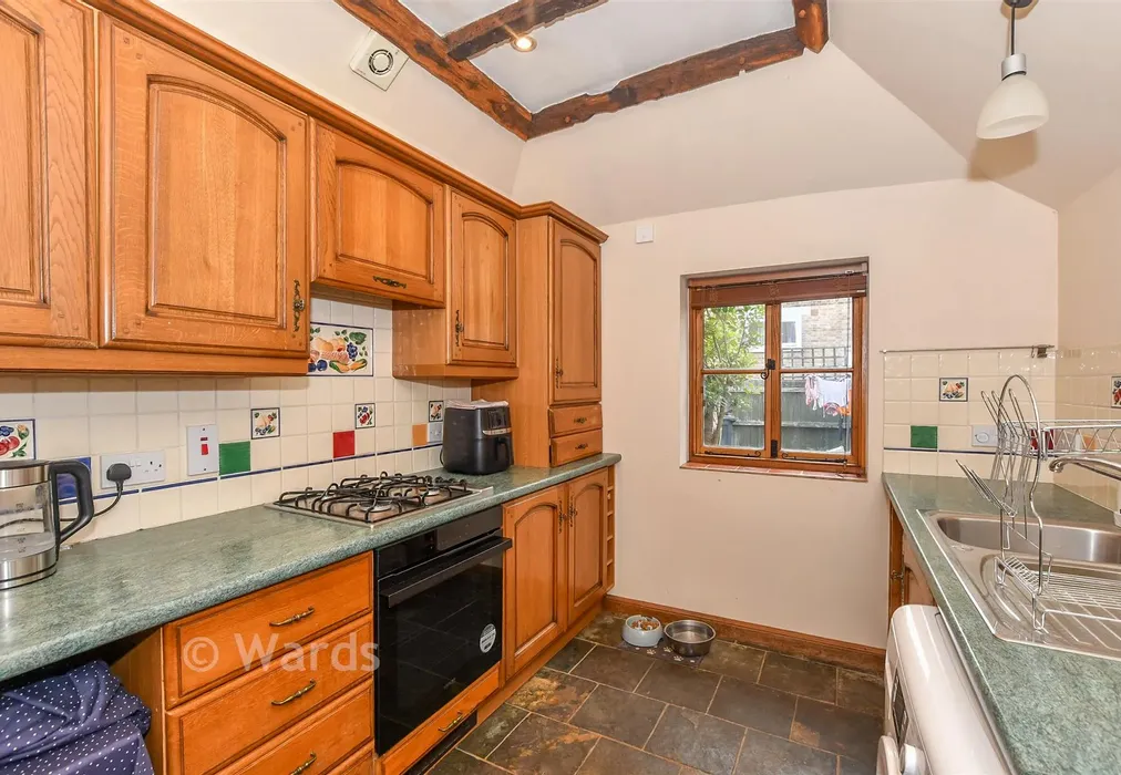 Kitchen - Churchyard, Ashford, Kent - Wards of Kent