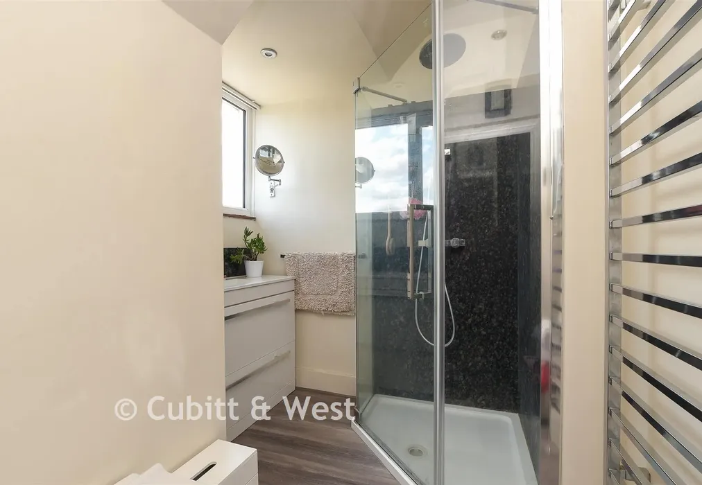 En-Suite Shower Room - Horley Road, Redhill, Surrey - Wards of Kent