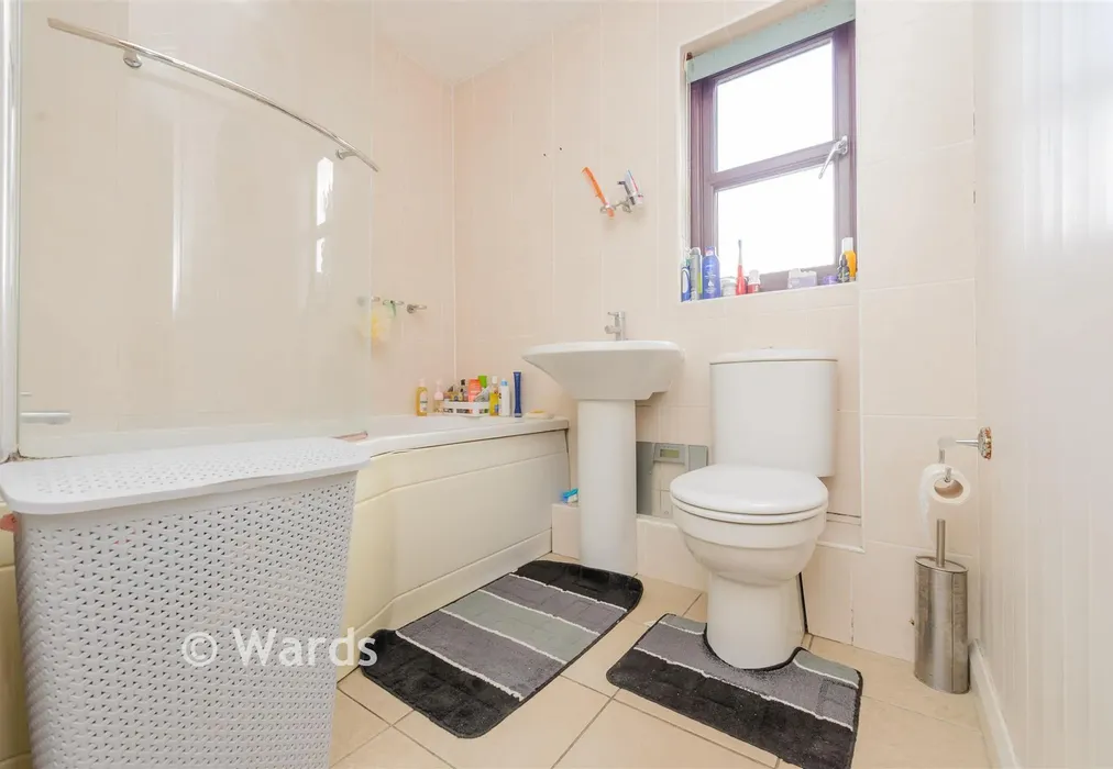 Bathroom - Griffin Walk, Greenhithe, Kent - Wards of Kent