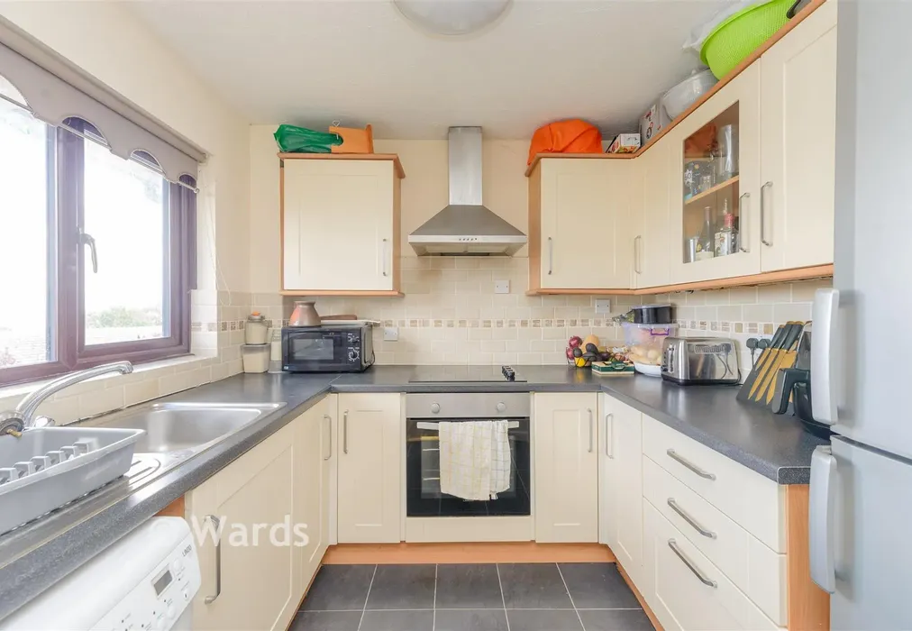 Kitchen - Griffin Walk, Greenhithe, Kent - Wards of Kent