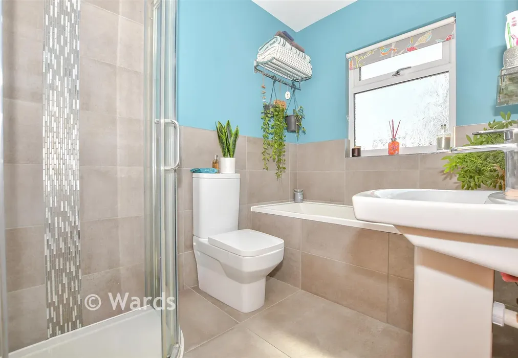 Bathroom - Lower Road, East Farleigh, Maidstone, Kent - Wards of Kent