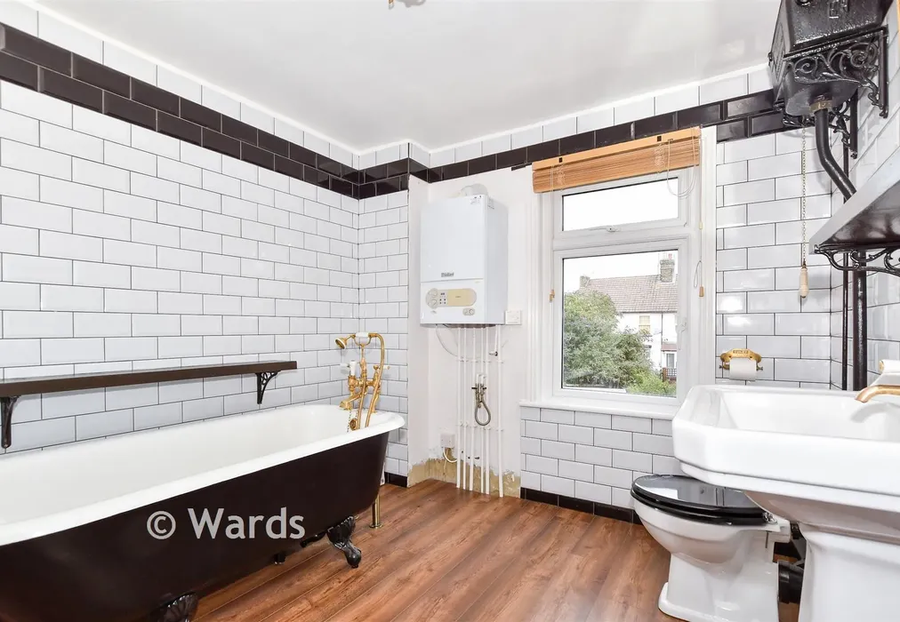 Bathroom - Bramley Road, Snodland, Kent - Wards of Kent