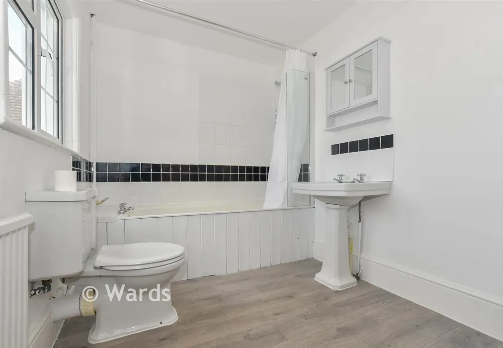 Bathroom - Hookstead, High Halden, Kent - Wards of Kent