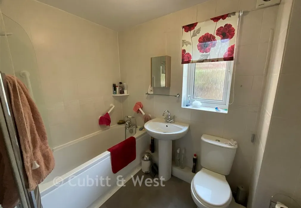 Bathroom - Dunnymans Road, Banstead, Surrey - Wards of Kent