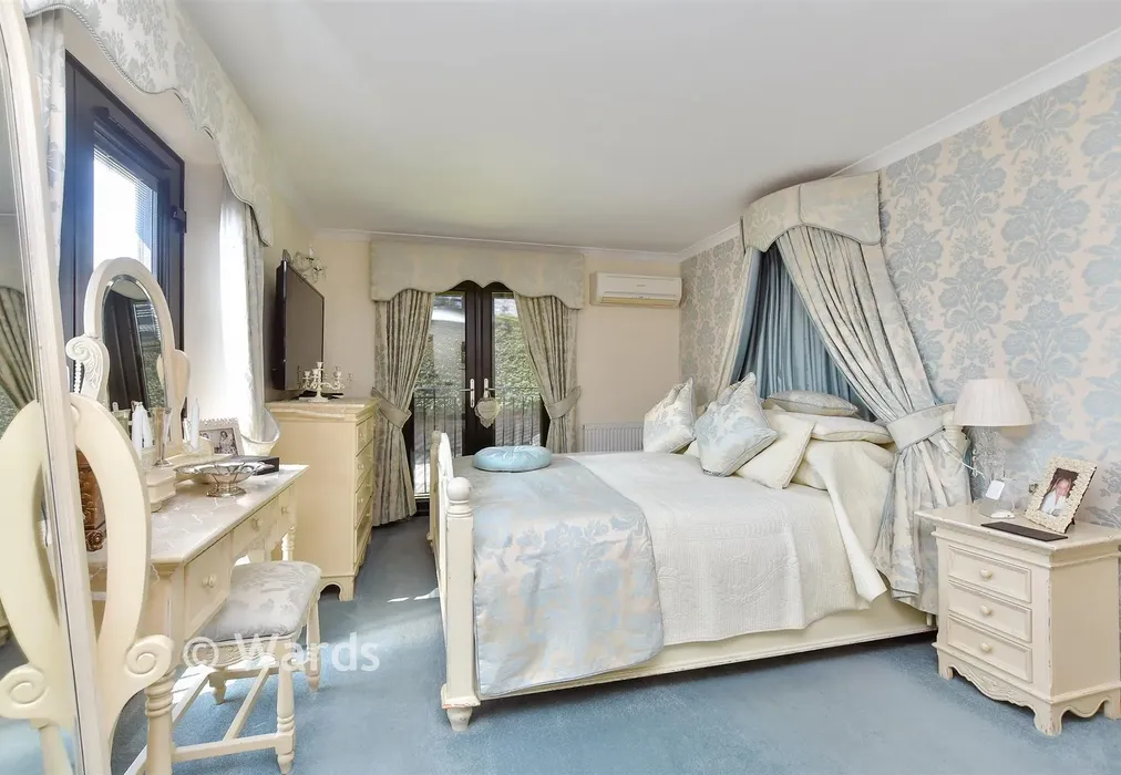 Bedroom 1 - Spendiff, Cooling, Kent - Wards of Kent