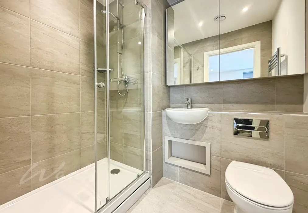 En-suite - Truman Way Dartford DA1 - Wards of Kent