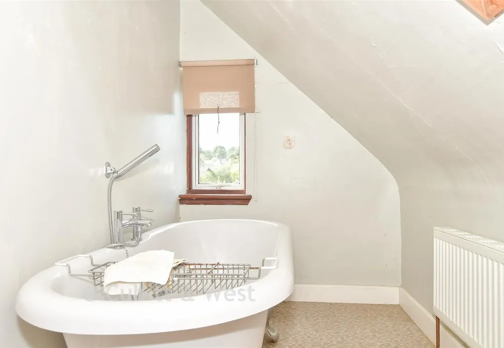 En-Suite Bathroom - Woodcote Road, Forest Row, East Sussex - Wards of Kent