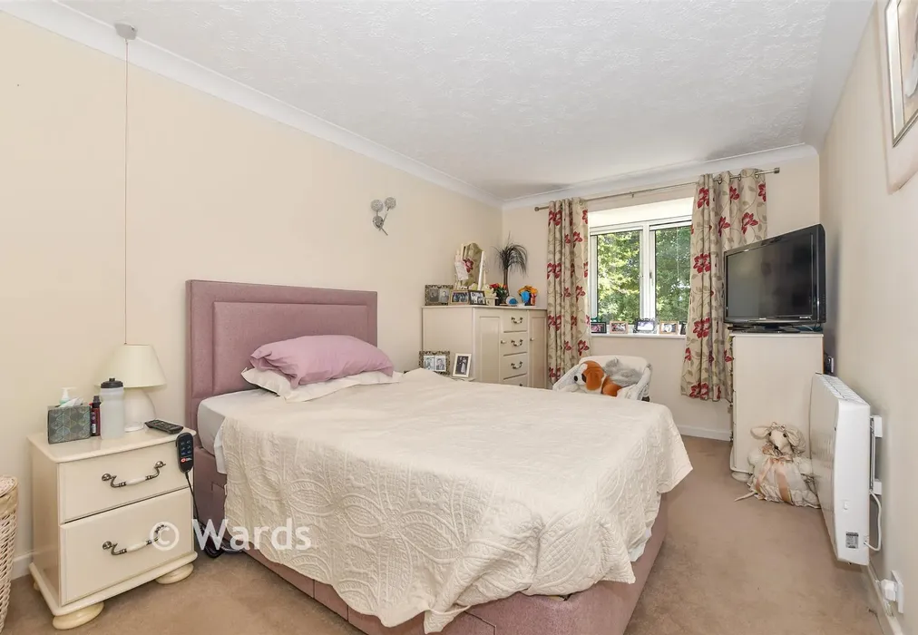 Bedroom 1 - Woodbury Lane, Tenterden, Kent - Wards of Kent