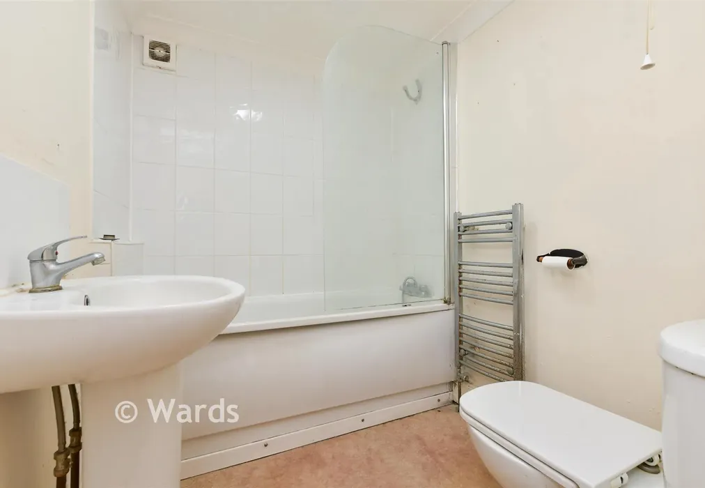 Bathroom - Fort Road, Margate, Kent - Wards of Kent