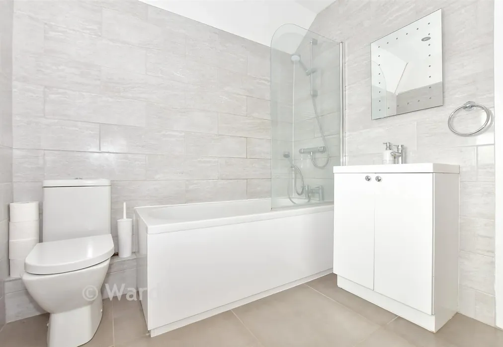 Bathroom - Redsull Avenue, Deal, Kent - Wards of Kent
