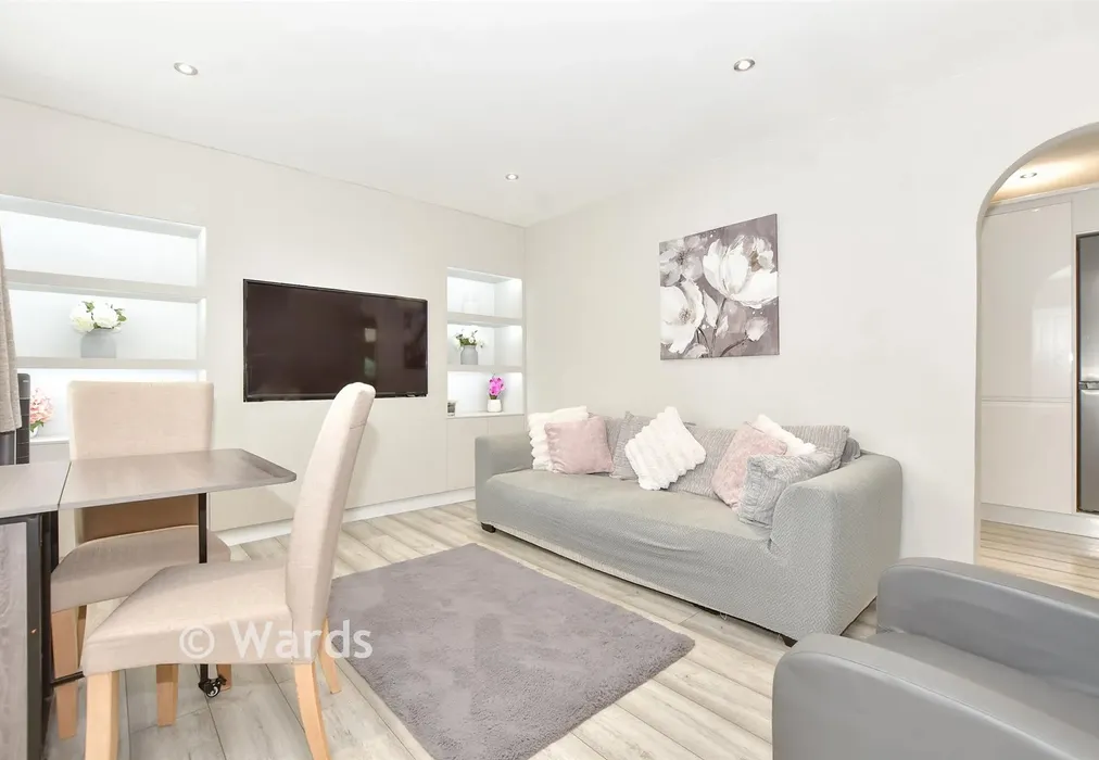 Lounge - Redsull Avenue, Deal, Kent - Wards of Kent