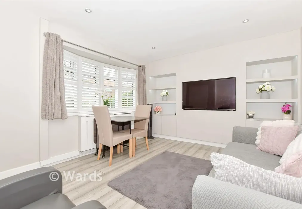Lounge - Redsull Avenue, Deal, Kent - Wards of Kent