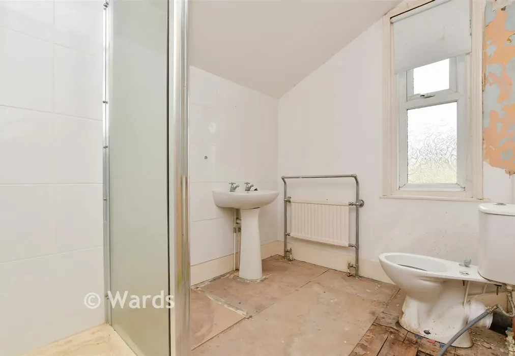 Bathroom - St. Patrick's Road, Ramsgate, Kent - Wards of Kent