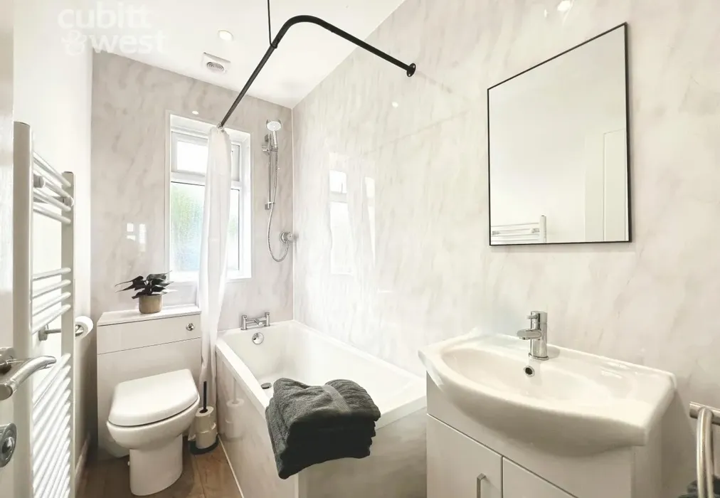 Bathroom - Batemans Road, Brighton, BN2 - Wards of Kent