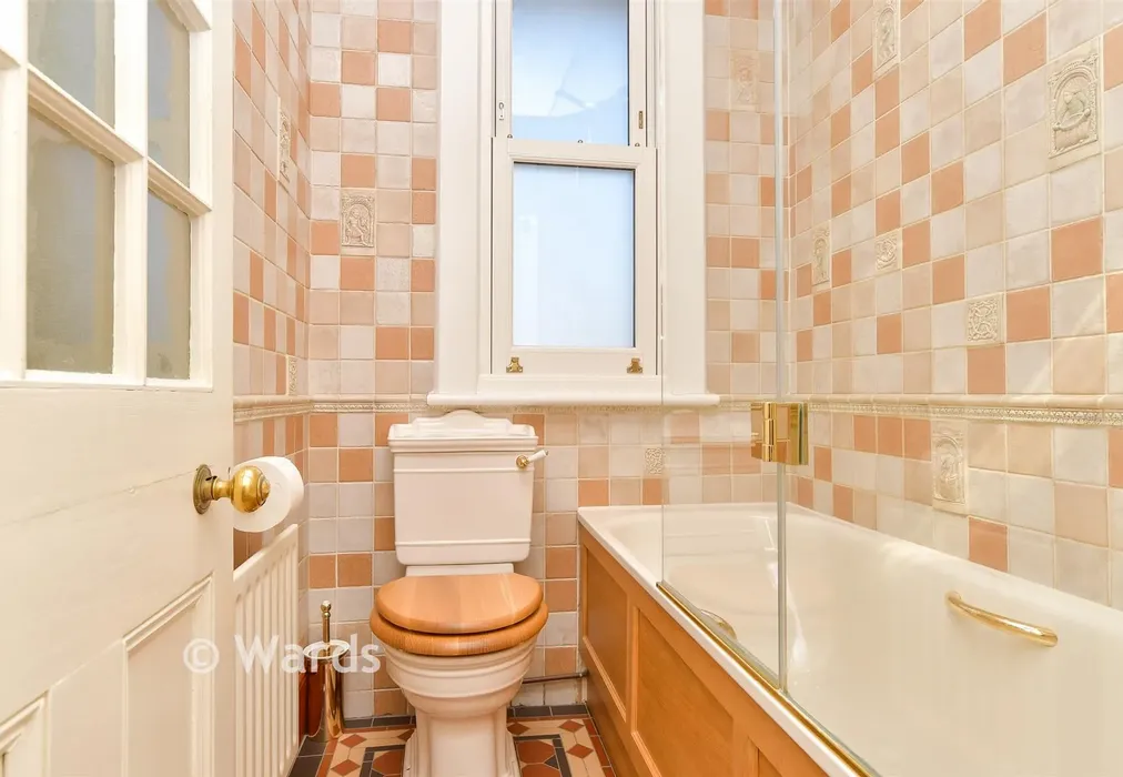 Bathroom - Dartford Road, Dartford, Kent - Wards of Kent
